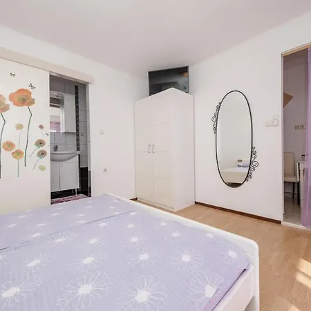 Makaus 3* Supetarska Draga